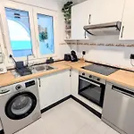 Elegant Sea View Near & Train Апартаменты Бенальмадена